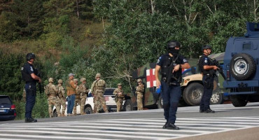 OPSADNO STANJE Najmanje 30 naoružanih napadača okruženo na Kosovu, policija jednog likvidirala