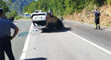 TEŠKA NESREĆA KOD MOSTARA Automobil završio na krovu, ozlijeđeno više osoba