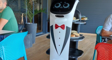 STIGLO I KOD NAS Umjesto konobara, hranu gostima do stola dostavlja robot