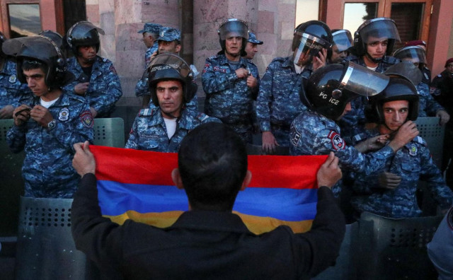 KAOS U ARMENIJI Tisuće građana traže ostavku premijera zbog predaje Gorskog Karabaha