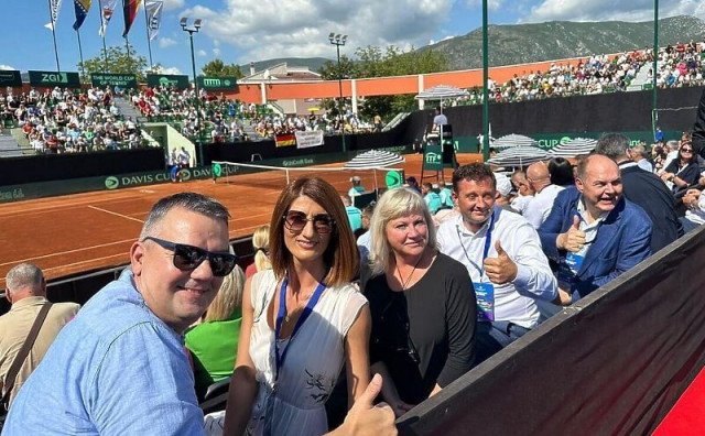 DAVIS CUP U MOSTARU Publika uživa u tenisu, na tribinama u društvu HDZ-ovaca i Christian Schmidt