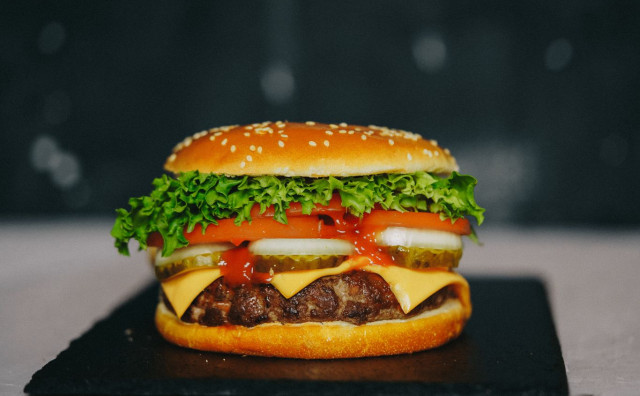 LANAC KOJI STIŽE U BIH BRANI SE U AMERICI Optuženi su za prikazivanje burgera većim nego što jesu