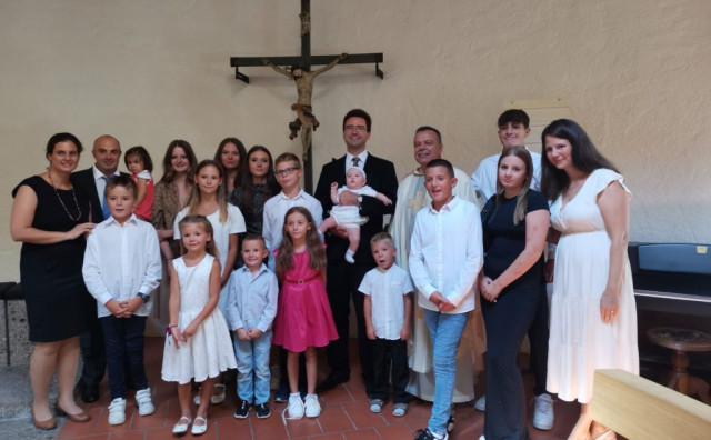 DUVANJSKO SLAVLJE U MUNCHENU Obitelj Barišić krstila osmo dijete