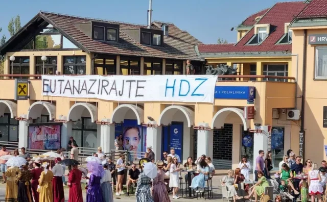 "EUTANAZIRAJTE HDZ" Bijesni Slavonci zbog ponašanja Vlade u slučaju svinjske kuge postavili transparent