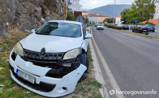 PROMETNA NEZGODA Automobilom oborio stup rasvjete u Mostaru
