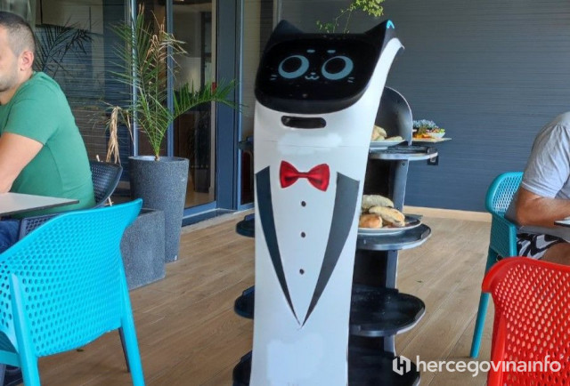 STIGLO I KOD NAS Umjesto konobara, hranu gostima do stola dostavlja robot