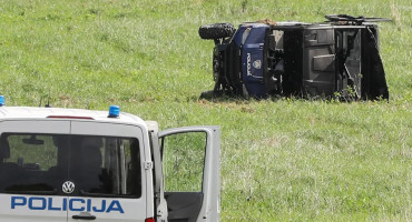 NESREĆA U ZAGREBU Jedan policajac poginuo, a trojica ozlijeđena u prevrtanju specijalnog vozila