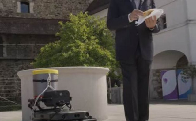 Prva dostava dronom u Sloveniji, gradonačelniku Ljubljane donesen vruć burek