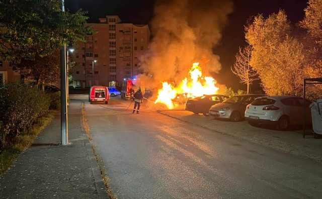 INTERVENCIJE U ZHŽ Gorjelo osobno vozilo i krov poduzeća, vatrogasci spašavali osobu nakon prometne nesreće
