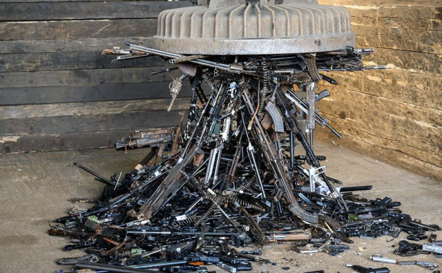 JOŠ UVIJEK VOLIMO BITI NAORUŽANI U željezari 'Ilijaš' uništeno 1.400 komada prikupljenog i zaplijenjenog oružja