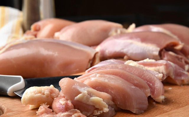 U BiH stiglo 7 milijuna kg piletine, dio se odleđuje i prodaje kao svježe – traže se kontrole