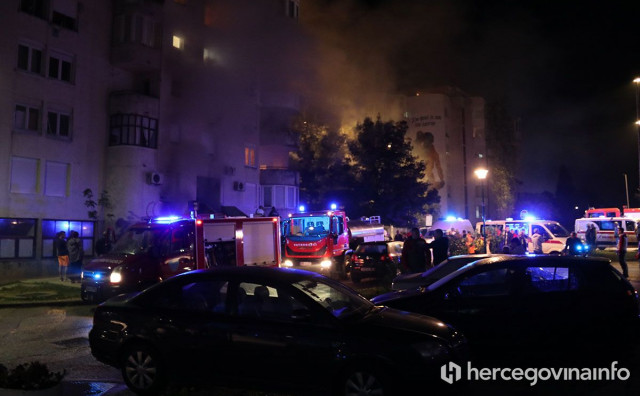 Požar u stambenoj zgradi u Mostaru, svi vatrogasci na terenu