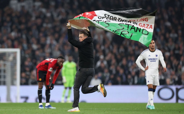 Utrčao na teren s palestinskom zastavom na kojoj je pisala snažna poruka