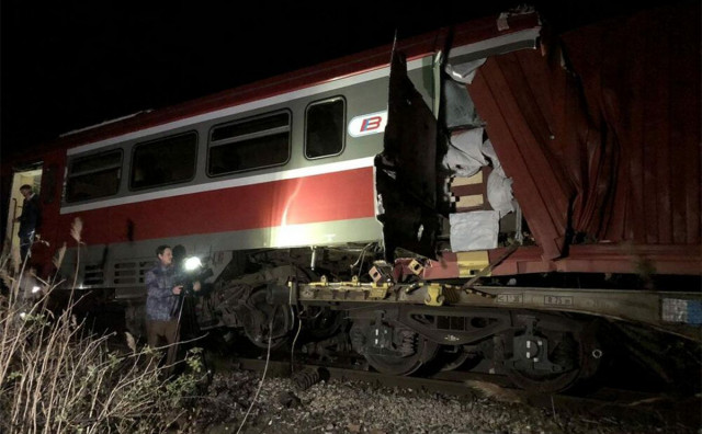TEŠKA NESREĆA U SUSJEDSTVU U sudaru teretnog i putničkog vlaka 52 ozlijeđenih