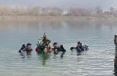 Ronioci u Mostaru potopili okićeni bor u Mostarsko jezero