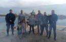 Ronioci u Mostaru potopili okićeni bor u Mostarsko jezero