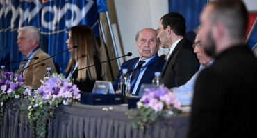 NAVIJAČI DINAMA POPUSTILI BARIŠIĆU Prihvaćen je prijedlog novog Statuta