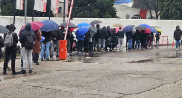 KIŠA NE SPRJEČAVA NAVIJAČE Ogroman interes za susret Zrinjskog i Aston Ville, navijači čekali u redovima