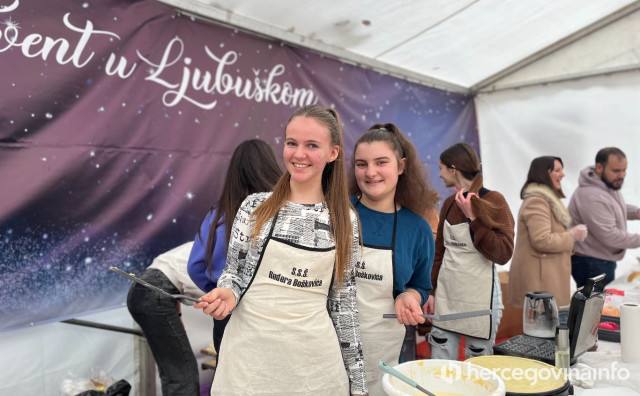 BOŽIĆNA ČAROLIJA U LJUBUŠKOM Srednjoškolci besplatno kuhali delicije i posluživali građane