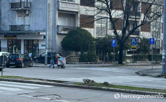 Muškarac usred bijela dana ukrao prometni znak u Mostaru