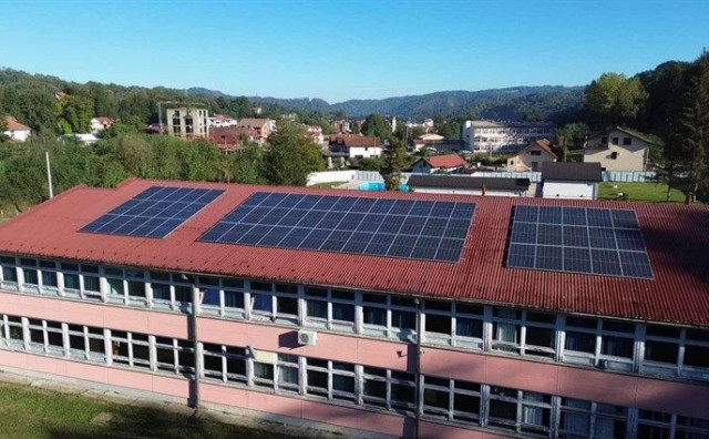 PRVA TAKVA U BiH U rad puštena 'prosumer' solarna elektrana na krovu srednje škole