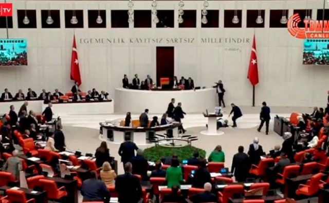 Turski zastupnik doživio srčani udar za govornicom nakon što je rekao da će Allah kazniti Izraelce