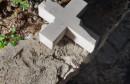 Polomljeni križevi kod crkve svetog Ante u Neumu