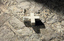 Polomljeni križevi kod crkve svetog Ante u Neumu