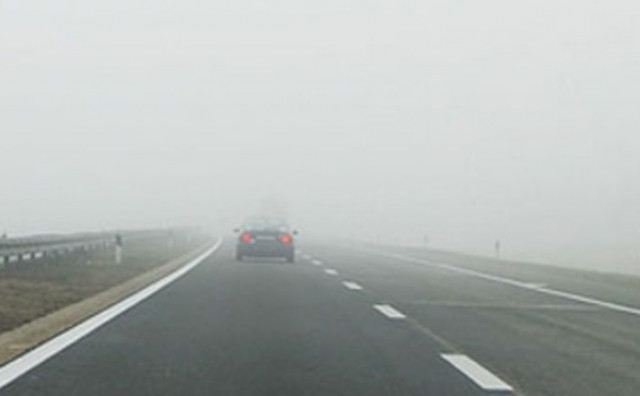 OPREZ ZA PUTNIKE Magla smanjuje vidljivost, moguća je i poledica na cestama