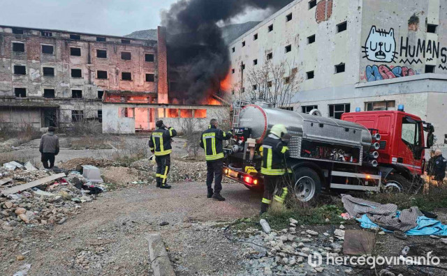 Izbio požar u krugu bivše 'Fabrike duhana' u Mostaru