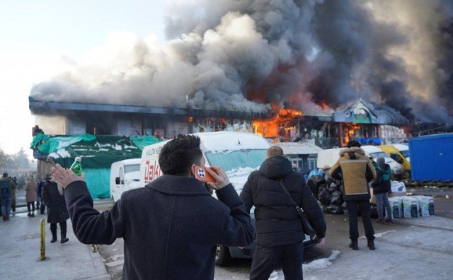 U beogradskom tržnom centru odjekuju eksplozije. Požar se gasi sa zemlje i iz zraka