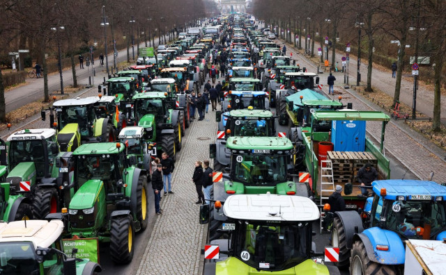NEZADOVOLJNI POLJOPRIVREDNICI BLOKIRALI NJEMAČKU Na tisuće traktora paraliziralo gradove i autoceste