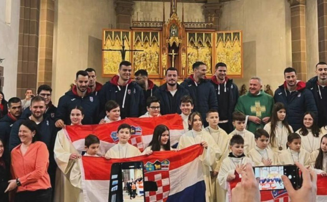 PRED DVOBOJ S AUSTRIJOM Hrvatska rukometna reprezentacija nazočila svetoj misi u Mannheimu