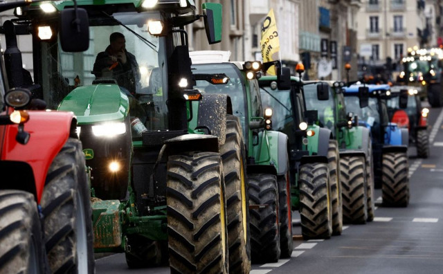 GNJEV POLJOPRIVREDNIKA U EUROPI Blokirane autoceste oko Pariza, traktori stigli i u centar Berlina