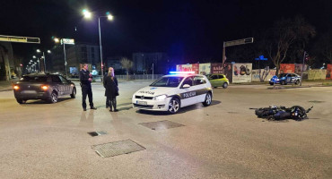 Motocikl se zabio u automobil u Mostaru