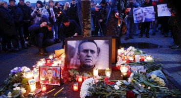 PREMINUO ALEKSEJ NAVALNI Policija uhićuje građane, svi su u nevjerici zbog izvještavanja ruskih televizija