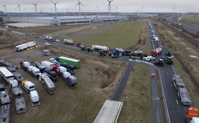 PROSVJED POLJOPRIVREDNIKA Gotovo 2000 kamiona zapelo na belgijsko-nizozemskoj granici