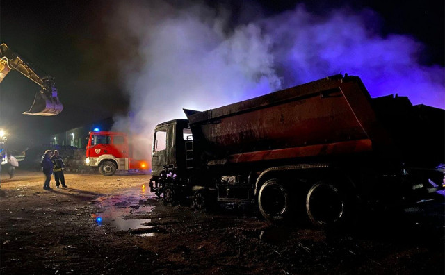 NOĆNA INTERVENCIJA Požar na Uborku zahvatio smeće, izgorjela i dva kamiona