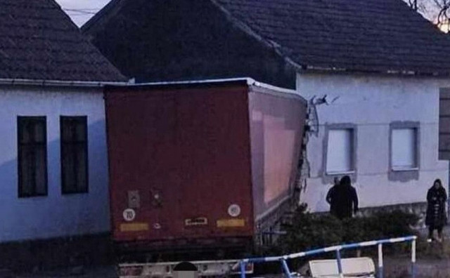 TEŠKA PROMETNA NESREĆA U Vinkovcima se kamion zabio u obiteljsku kuću