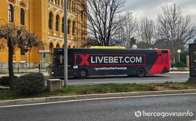 MOSTARSKI AUTOBUSI Reklamiraju se kladionice, a za kulturu nema mjesta