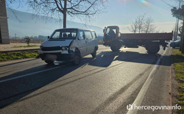 U sudaru kamiona, kombija i osobnog vozila u Mostaru ozlijeđene četiri osobe