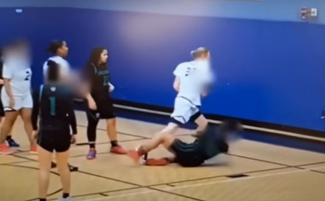Muškarac koji je promijenio spol ozlijedio tri košarkašice na utakmici, trener povukao ekipu