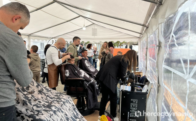LJUBUŠKI OPET IMA VELIKO SRCE Za četiri sata ošišali preko 100 ljudi i donirali novac onima u potrebi