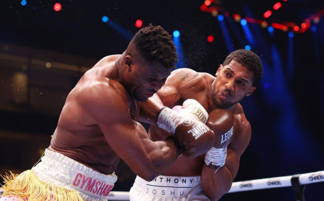 U boksačkom spektaklu u Saudijskoj Arabiji Joshua lako protiv Ngannoua, ukupno zaradili 70 miljuna dolara