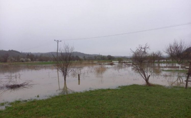 OBILNE PADALINE Poplavljeno nekoliko vikendica nakon izlijevanja rijeke Une