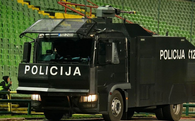 Pogledajte specijalno policijsko vozilo koje je MUP SŽ dovezao na stadion Koševo na utakmicu Sarajeva i Borca