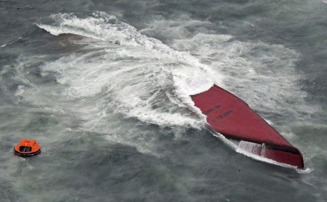 Oluja prevrnula tanker kod obale Japana, tri osobe su nestale