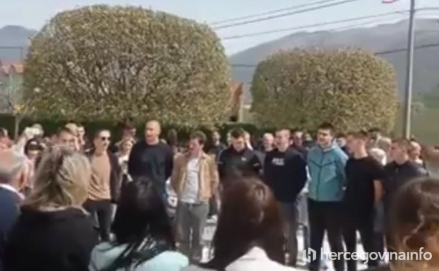 Hercegovci pokazali uskršnje običaje Christianu Schmidtu, pa zapjevali ispred crkve u Potocima