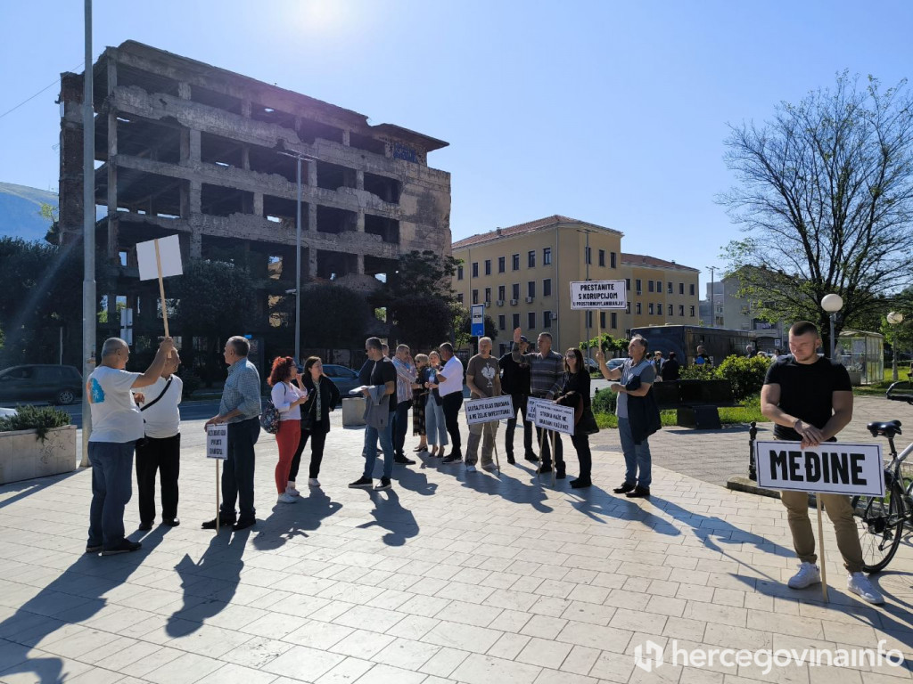 Neformalna grupa građana "Zaustavimo nezakonite izmjene Prostornog plana u Mostaru" prosvjed ispred Gradske vijećnice u Mostaru