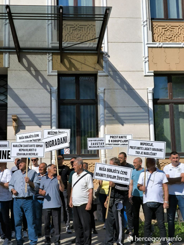 Neformalna grupa građana "Zaustavimo nezakonite izmjene Prostornog plana u Mostaru" prosvjed ispred Gradske vijećnice u Mostaru